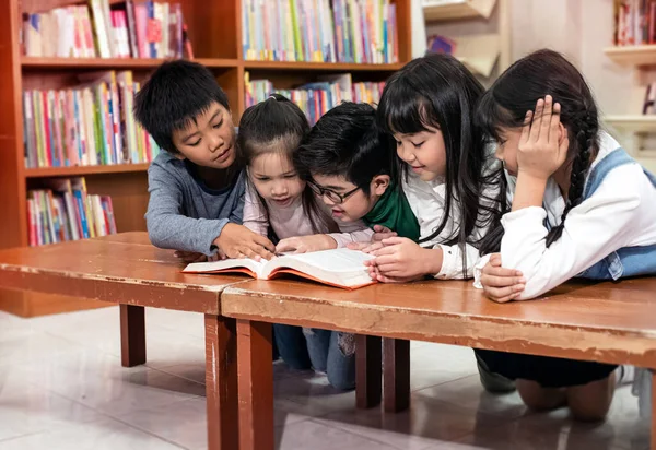 Gyerekek Csoportja Együtt Olvas Könyvet Boldog Érzéssel Könyvtárban Elmosódott Fény — Stock Fotó