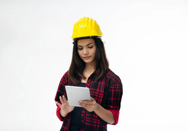 Joven Ingeniera Con Casco Seguridad Amarillo Utilizando Taplet Para Buscar —  Fotos de Stock