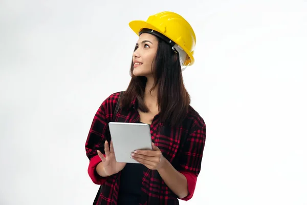 Joven Ingeniera Con Casco Seguridad Amarillo Usando Taplet Gira Boca —  Fotos de Stock