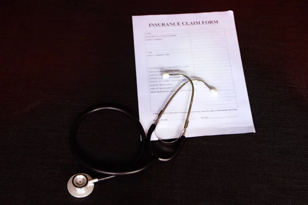 Stetoscopio Sfocato Modulo Richiesta Assicurazione Messo Sfondo Tela Nera — Foto Stock