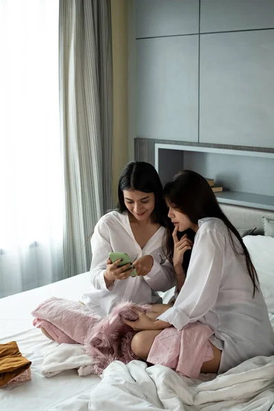 Дві Красиві Жінки Дивляться Мобільний Телефон Покупок Інтернеті Щасливими Почуттями — стокове фото