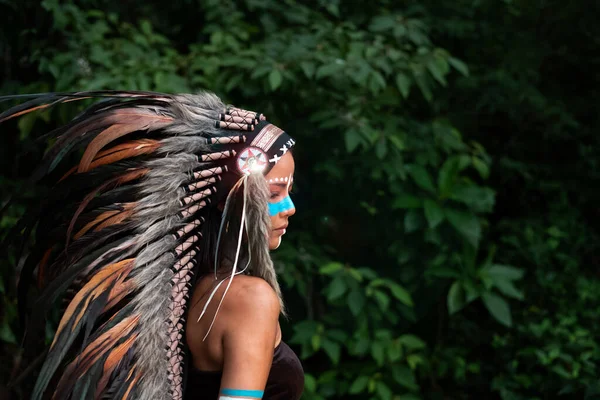 Piękna Kobieta Ubrana Nakrycia Głowy Pióra Ptaków Pomalowana Niebiesko Twarzy — Zdjęcie stockowe