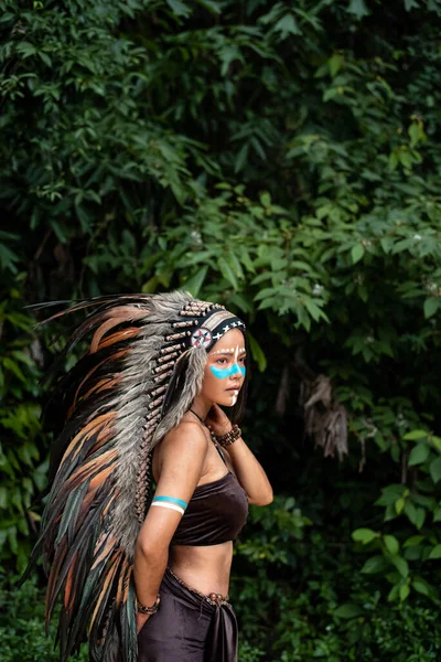 Belle Femme Coiffée Plumes Oiseaux Peinte Bleu Sur Son Visage — Photo