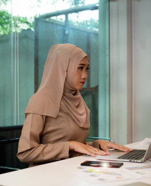 Güzel iş kadını laptopunu iş için kullanıyor, toplantı odasında, ofis yoğunluğunda.
