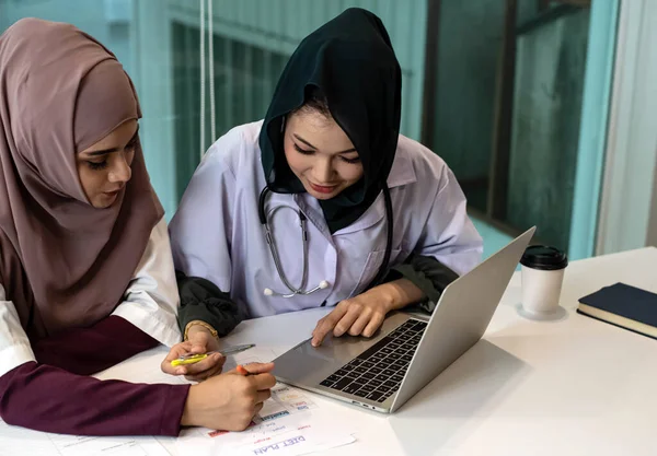 Deux Femmes Médecins Utilisant Ordinateur Portable Pour Consulter Sur Patient — Photo