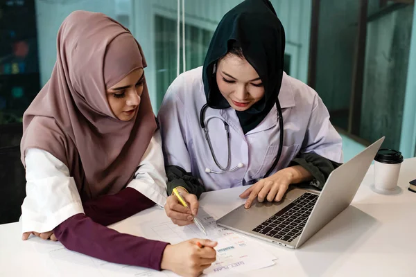 Deux Femmes Médecins Utilisant Ordinateur Portable Pour Consulter Sur Patient — Photo