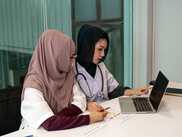 Deux Femmes Médecins Utilisant Ordinateur Portable Pour Consulter Sur Traitement — Photo