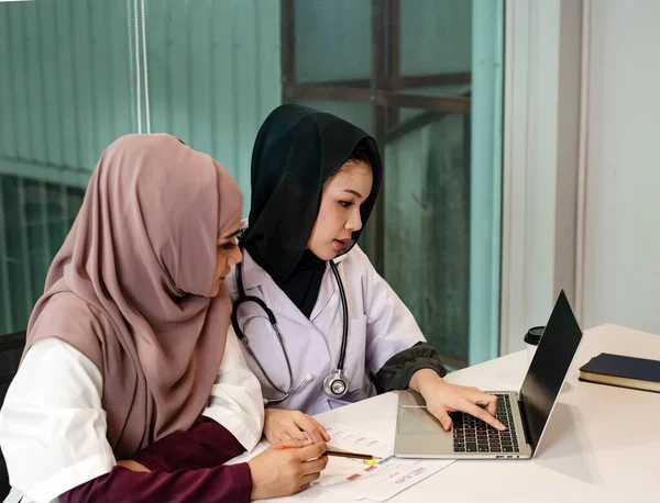 Twee Vrouwelijke Artsen Die Laptop Gebruiken Voor Consultatie Patiëntenbehandeling Met — Stockfoto