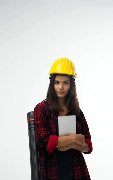 Mujer Joven Ingeniera Con Casco Seguridad Amarillo Abrazando Tableta Mirando —  Fotos de Stock