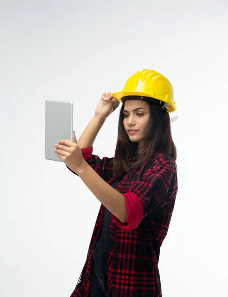 Mujer Joven Ingeniero Levantar Mano Derecha Toque Casco Seguridad Amarillo —  Fotos de Stock