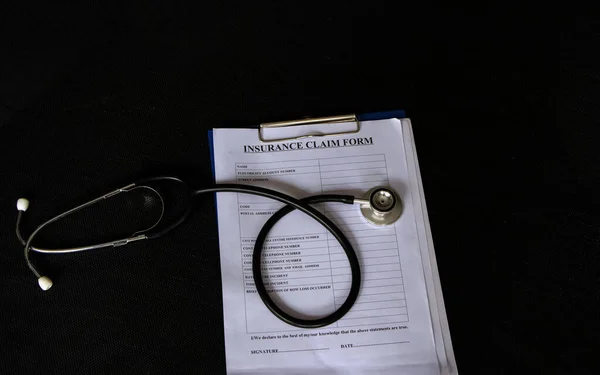 Stetoscopio Modulo Richiesta Assicurazione Messo Sfondo Tela Nera — Foto Stock