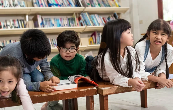 Beş Küçük Çocuk Ahşap Masanın Yanında Oturuyor Kitap Okuyor Konuşuyorlar — Stok fotoğraf