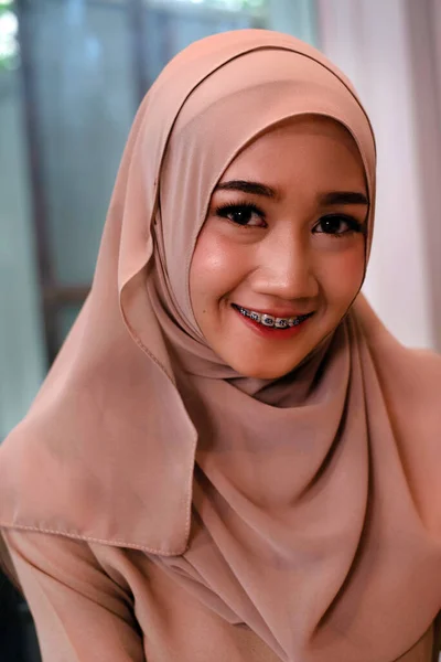 Wanita Cantik Dengan Braces Senyum Kecil Potret Model Berpose — Stok Foto