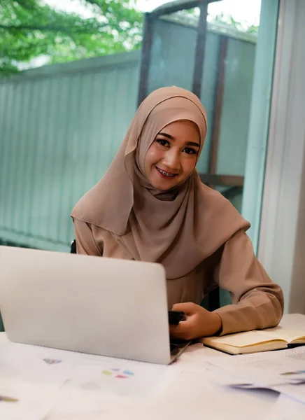 Wanita Bisnis Melakukan Pekerjaan Kertas Ruang Pertemuan Dengan Perasaan Bahagia — Stok Foto