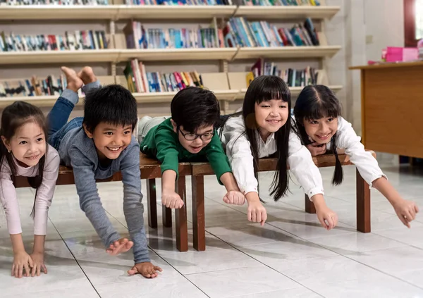 Kisgyerek Asztal Mellett Könyvet Olvasnak Beszélgetnek Együtt Cselekszenek Boldog Pillanat — Stock Fotó