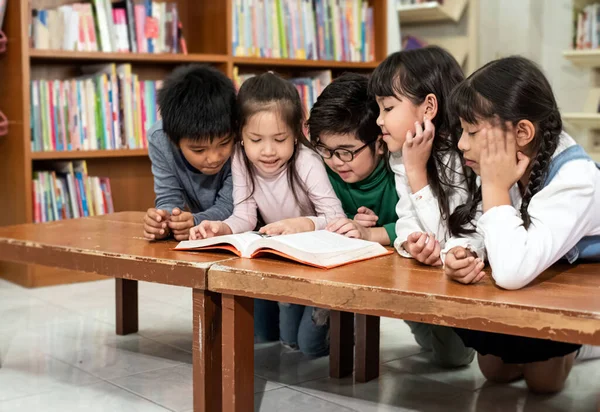 Kisgyerek Asztal Mellett Könyvet Olvasnak Beszélgetnek Együtt Cselekszenek Boldog Pillanat — Stock Fotó