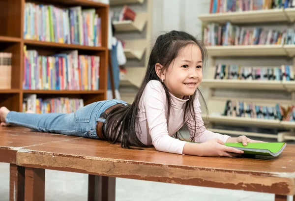 Kislány Feküdt Asztal Tartsa Könyv Kezében Készülj Olvasásra Boldog Érzéssel — Stock Fotó
