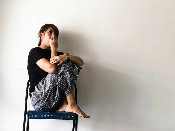 Donna Stressata Seduta Con Ginocchio Alto Sulla Sedia Sul Lato — Foto Stock