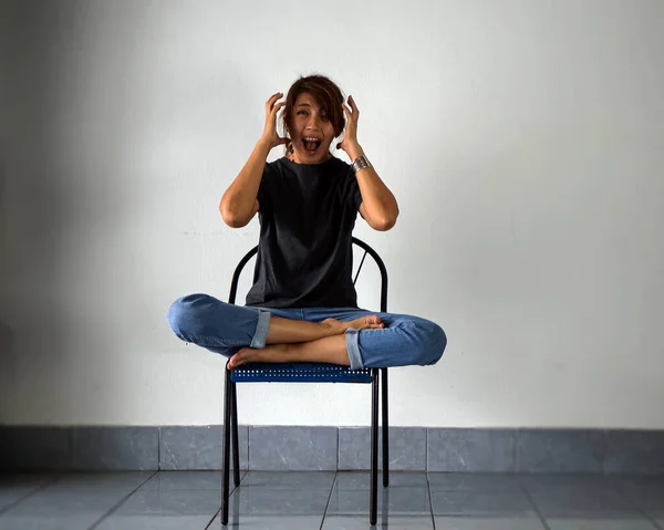 Mujer Sentada Silla Levantar Las Manos Gritando Con Estrés Malestar — Foto de Stock