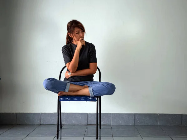 Γυναίκα Που Κάθεται Στην Καρέκλα Άγχος Και Αναστατωμένο Έχουν Ψυχικά — Φωτογραφία Αρχείου
