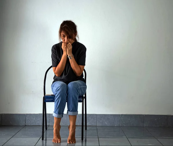 Γυναίκα Κάθεται Στην Καρέκλα Άγχος Και Στεναχώρια Έχουν Ψυχικά Προβλήματα — Φωτογραφία Αρχείου