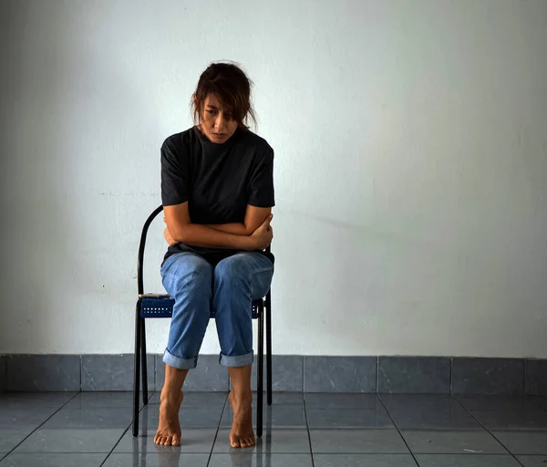 Donna Seduta Sulla Sedia Con Stress Sensazioni Sconvolte Avere Problemi — Foto Stock