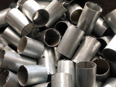 Hurdalığa istiflenmiş kullanılmış boru hattı, geri dönüşüme hazır ol