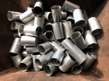 Hurdalığa istiflenmiş kullanılmış boru hattı, geri dönüşüme hazır ol