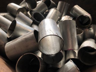 Hurdalığa istiflenmiş kullanılmış boru hattı, geri dönüşüme hazır ol