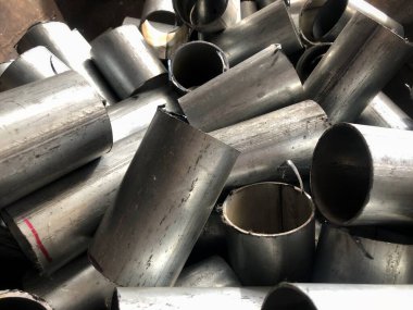 Hurdalığa istiflenmiş kullanılmış boru hattı, geri dönüşüme hazır ol