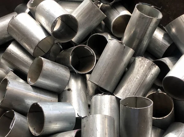 Hurdalığa istiflenmiş kullanılmış boru hattı, geri dönüşüme hazır ol