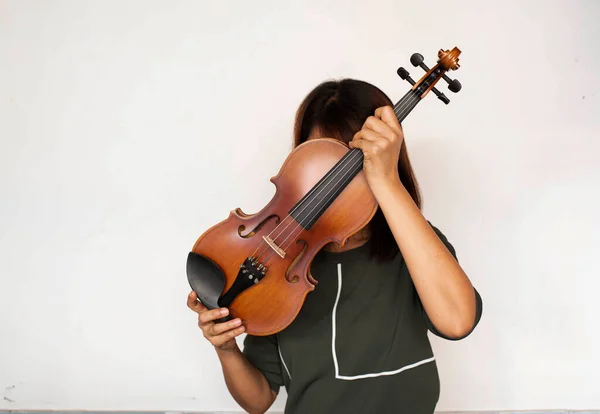 Violin Lyfte För Att Stänga Damansiktet Visa Framsidan Och Detaljer — Stockfoto