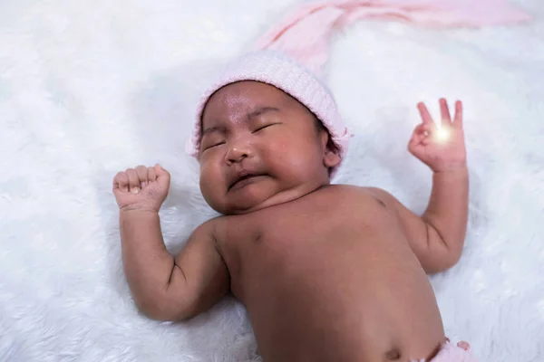 Recém Nascido Babilando Chorando Pano Veludo Seda Luz Embaçada Redor — Fotografia de Stock