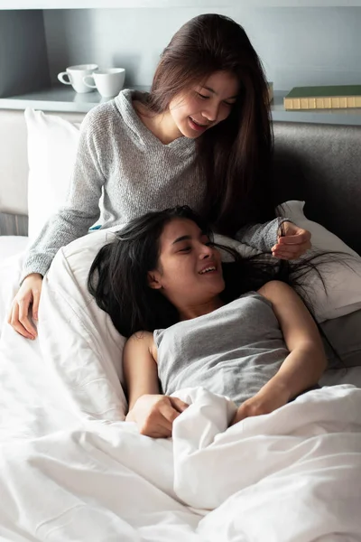 Дві Красиві Жінки Сидять Ліжку Солодким Романтичним Почуттям Займаються Діяльністю — стокове фото