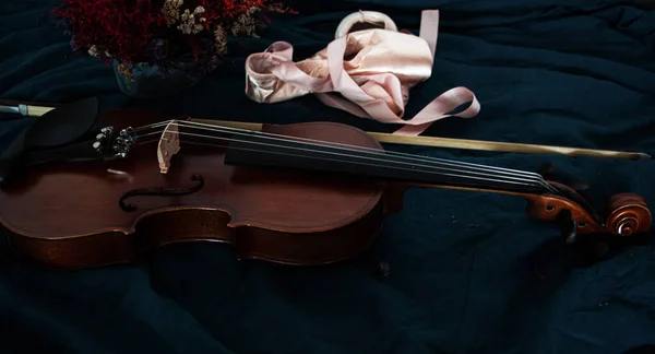 Скрипка Перед Розмитим Балетним Взуттям Грандж Фоні — стокове фото