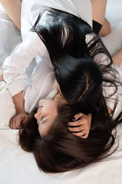 Wanita Cantik Berbaring Tempat Tidur Adalah Mencium Oleh Pasangannya Kekasih — Stok Foto