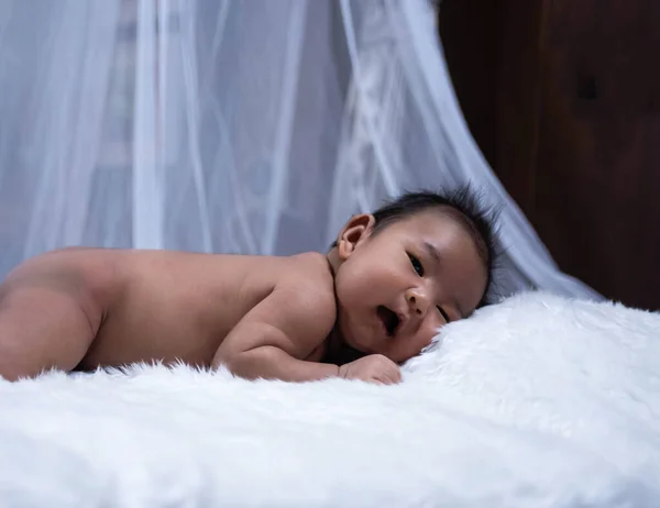 Bebê Recém Nascido Deitado Fundo Veludo Seda — Fotografia de Stock