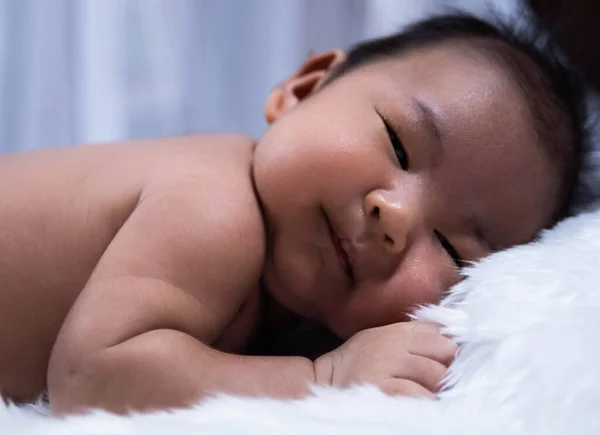 Close Rosto Bebê Recém Nascido Fundo Veludo Seda — Fotografia de Stock