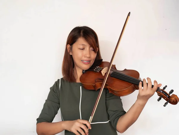 Lady Indossa Bretelle Tenere Violino Mano Utilizzando Gioco Prua Sulla — Foto Stock