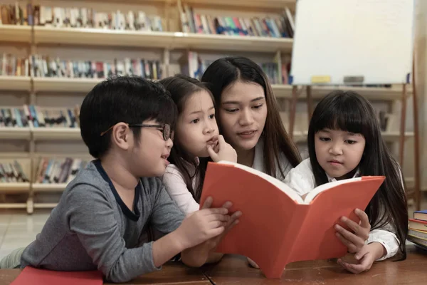 Çocuklu Mutlu Bulanık Bir Işıkla Kitap Okuyan Güzel Bayan — Stok fotoğraf