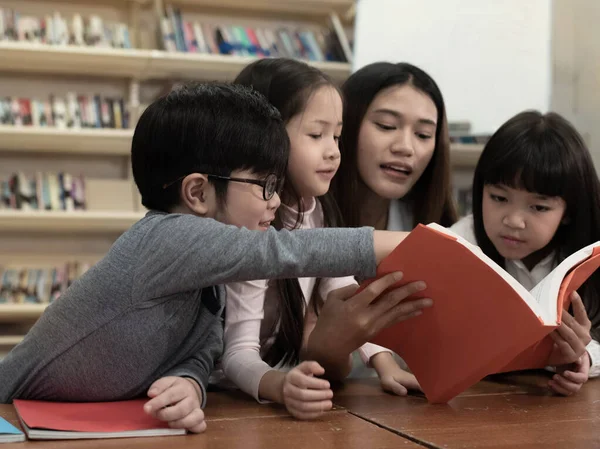Gyönyörű Hölgy Könyvet Olvas Három Gyerekkel Boldog Érzéssel Elmosódott Fénnyel — Stock Fotó