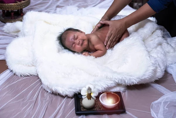 Bebê Recém Nascido Estava Massageando Olhos Fechados Pouco Sorriso Relaxando — Fotografia de Stock