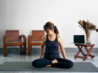 Egzersiz kıyafeti giyen kadın, yoga minderinde vücut geliştirmeye hazır ol, evde, dinlenme zamanı.