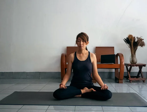 Kvinna Som Bär Träningsdräkt Sitter Yogamattan Och Blundar Mediterar Förbereder — Stockfoto