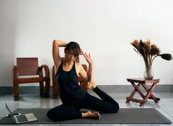 Vrouw Trainingspak Strteching Lichaam Yoga Mat Leren Vorm Laptop Thuis — Stockfoto