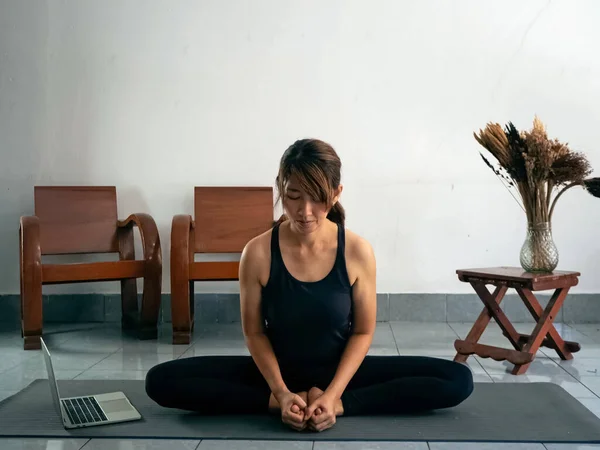 Vrouw Trainingspak Zittend Yogamat Lichaam Strekken Door Leren Van Laptop — Stockfoto