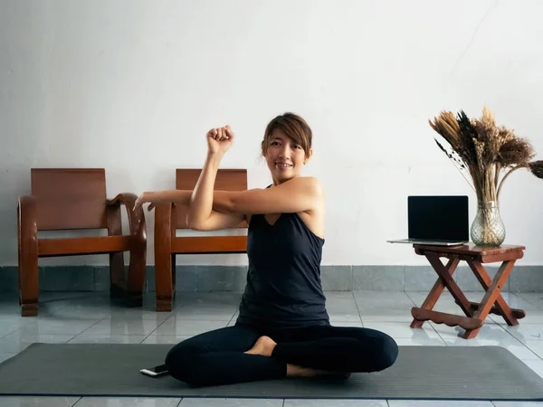 Egzersiz Kıyafeti Giymiş Bir Kadın Evde Yoga Minderinde Vücut Çalışıyor — Stok fotoğraf