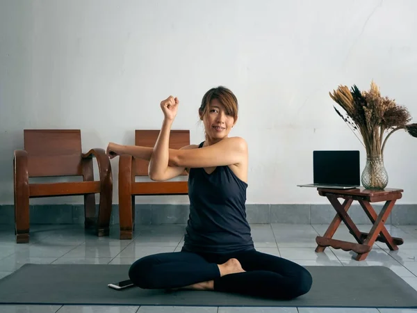 Kvinna Bär Träningsdräkt Strteching Kropp Yogamatta Hemma Slappna Tid — Stockfoto