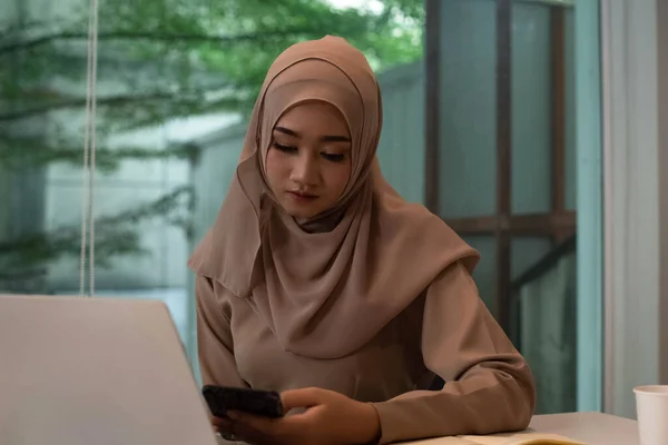 Joven Mujer Musulmana Negocios Haciendo Trabajo Sentimiento Serio Oficina Tiempo — Foto de Stock