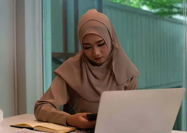 Jeune Femme Affaires Musulmane Faisant Travail Sentiment Sérieux Bureau Occupé — Photo